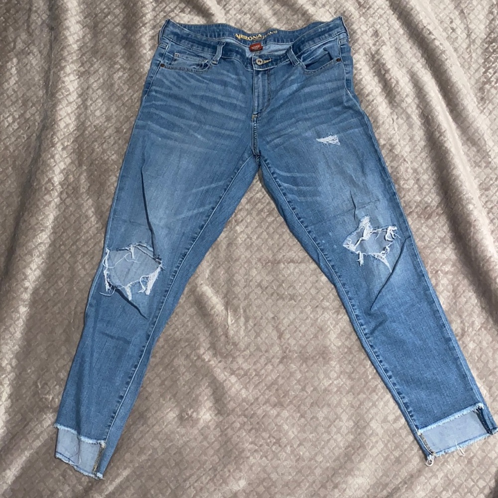 Arizona Jean size 13 ripped kapri